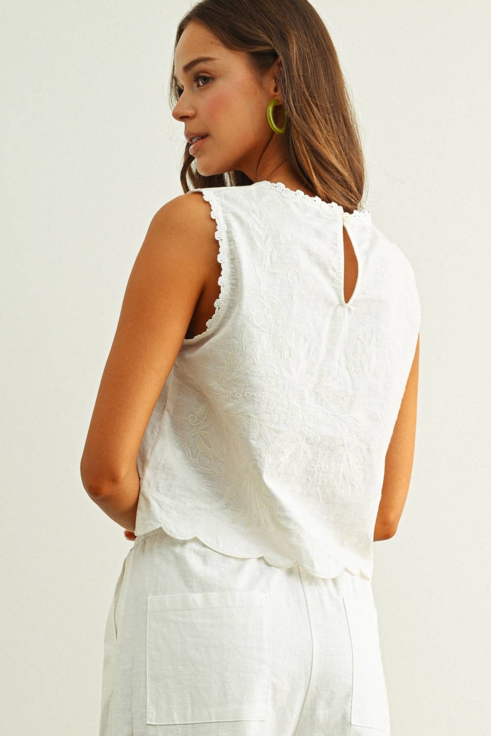 EMBROIDERY SLEEVELESS TOP