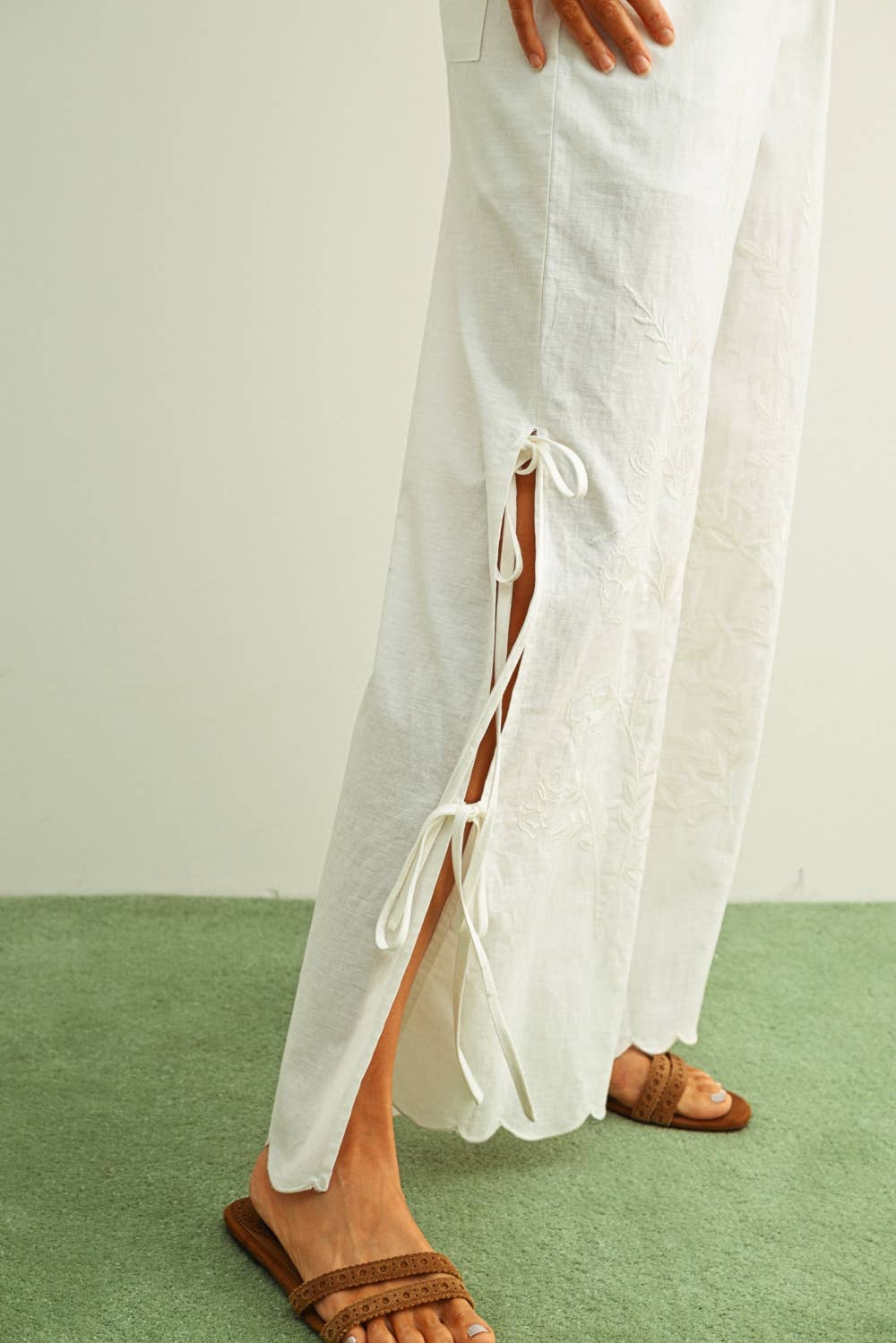 EMBROIDERY SIDE TIE PANTS