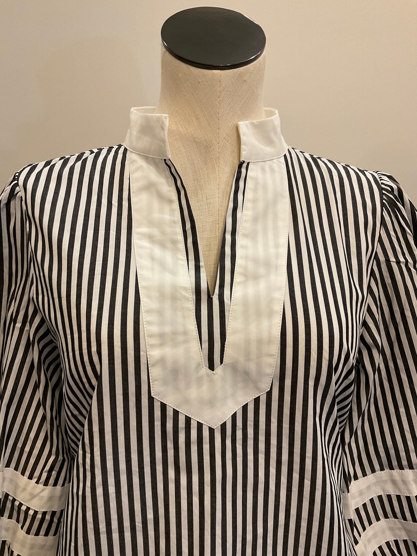 Caroline B/W Split Neck