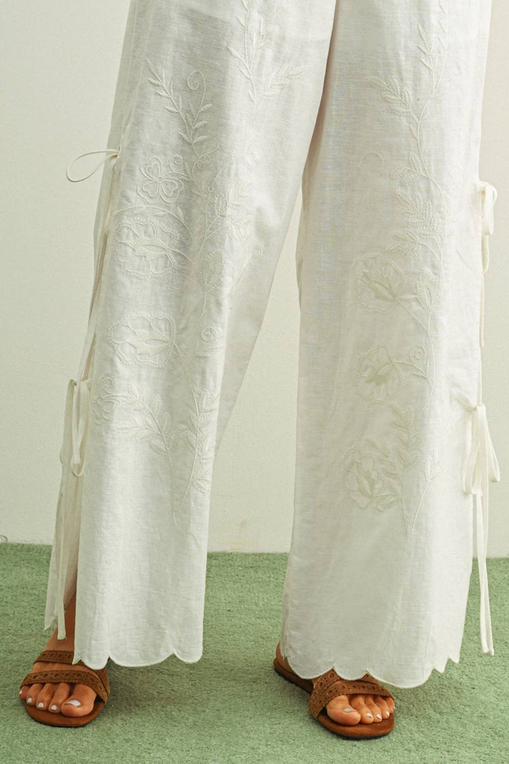 EMBROIDERY SIDE TIE PANTS