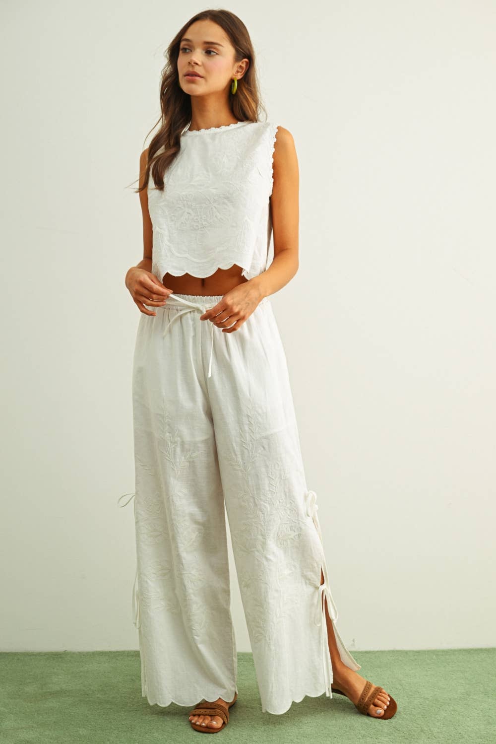EMBROIDERY SLEEVELESS TOP
