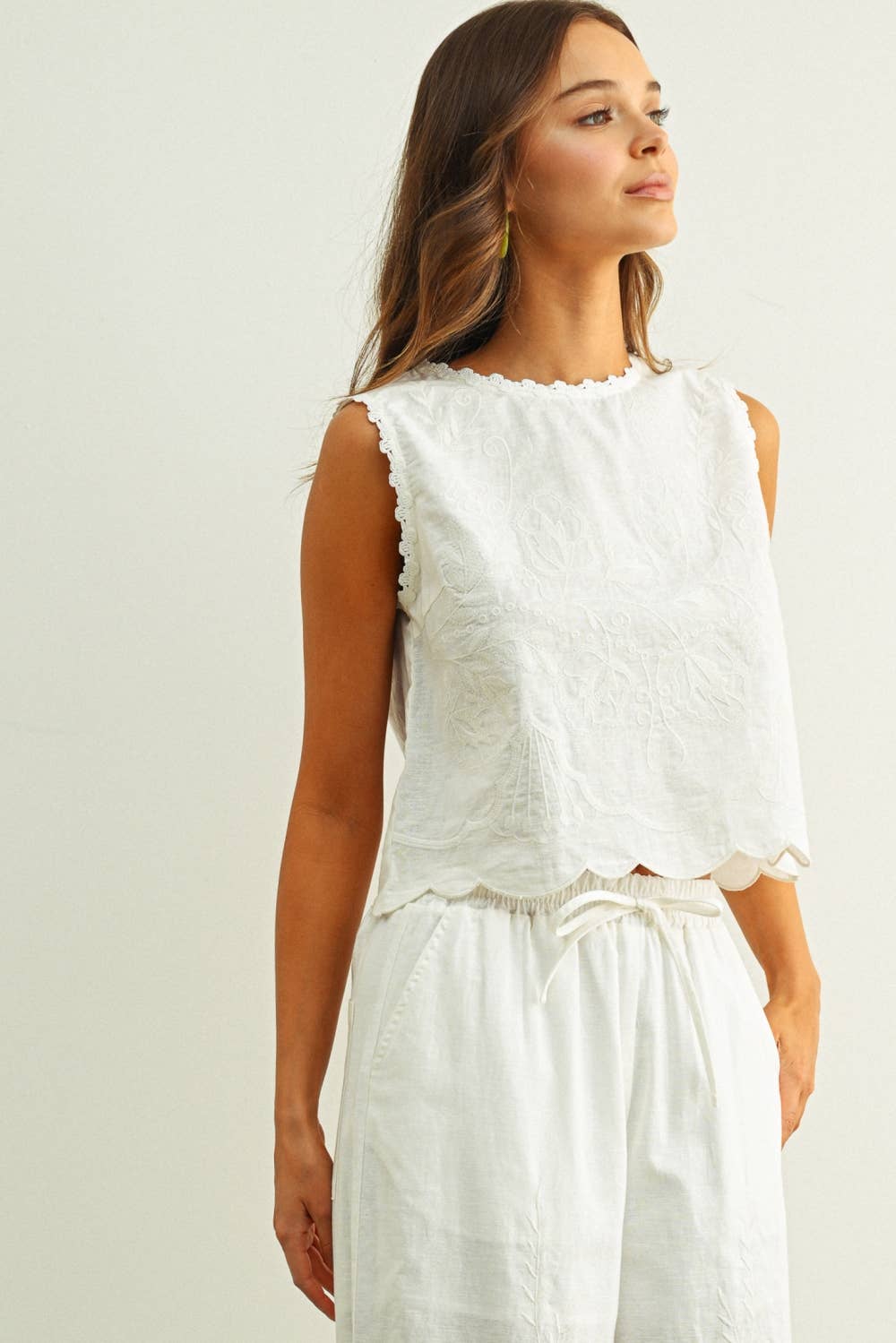 EMBROIDERY SLEEVELESS TOP