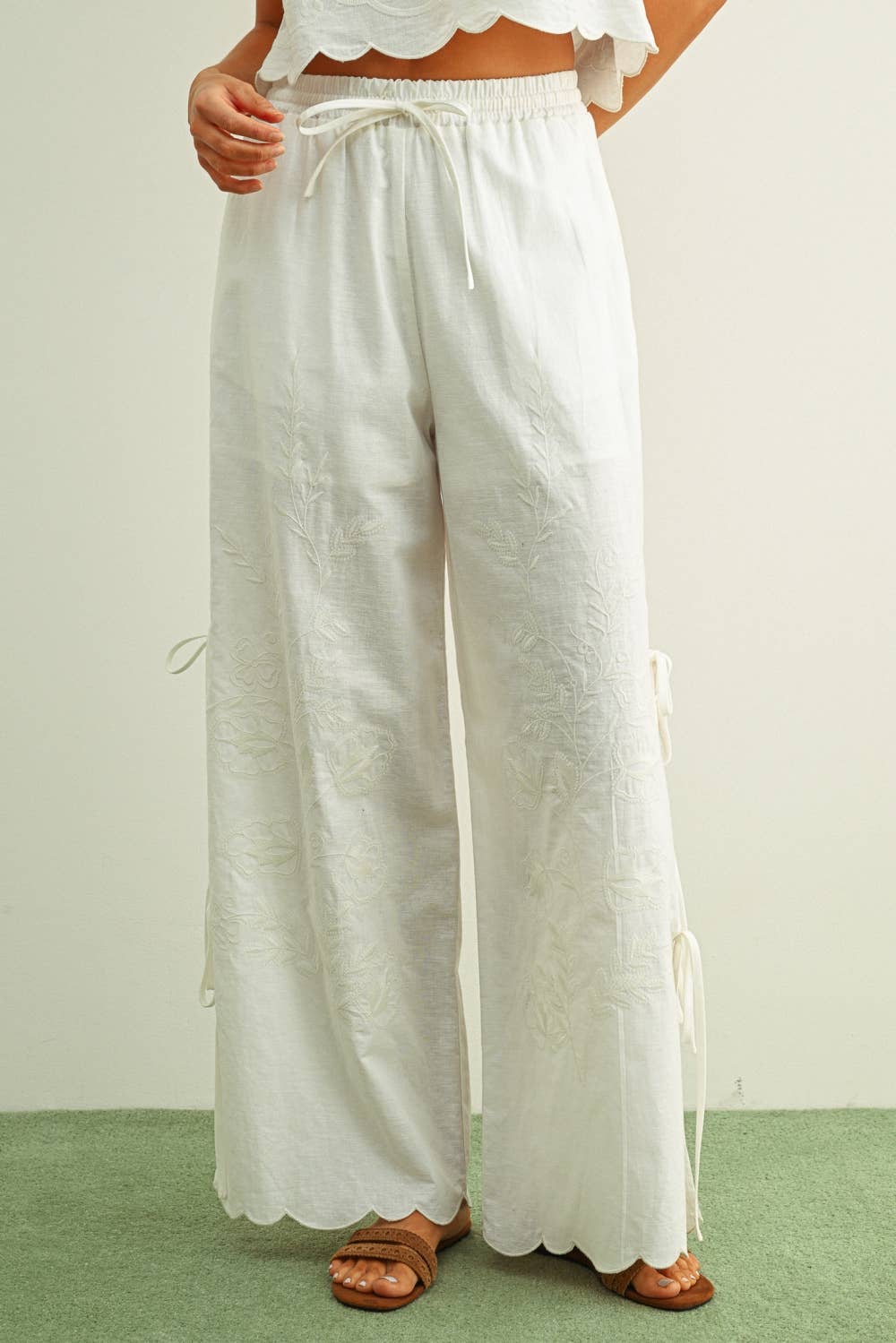 EMBROIDERY SIDE TIE PANTS