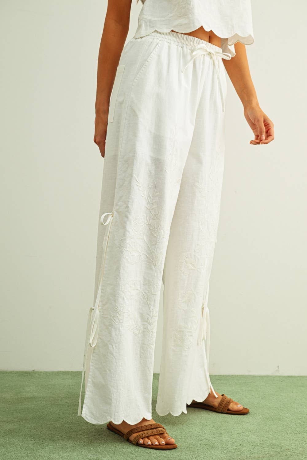 EMBROIDERY SIDE TIE PANTS